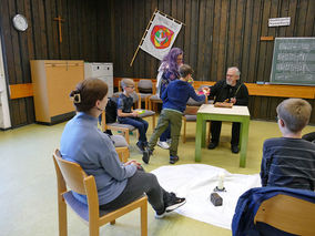 Symbolische Mantelteilung mit den Kommunionkindern (Foto: Karl-Franz Thiede)